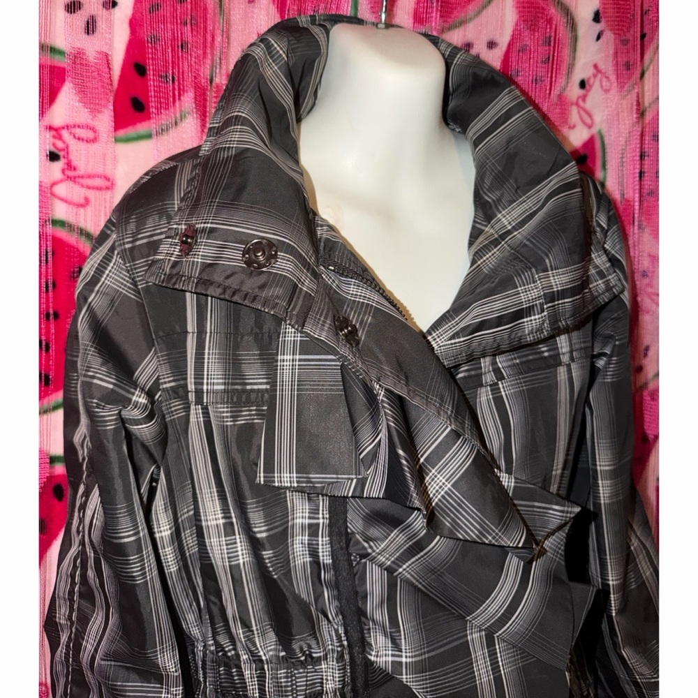 🖤🩶 Plaid Hooded Ruffle Jacket - Picture 2 of 9